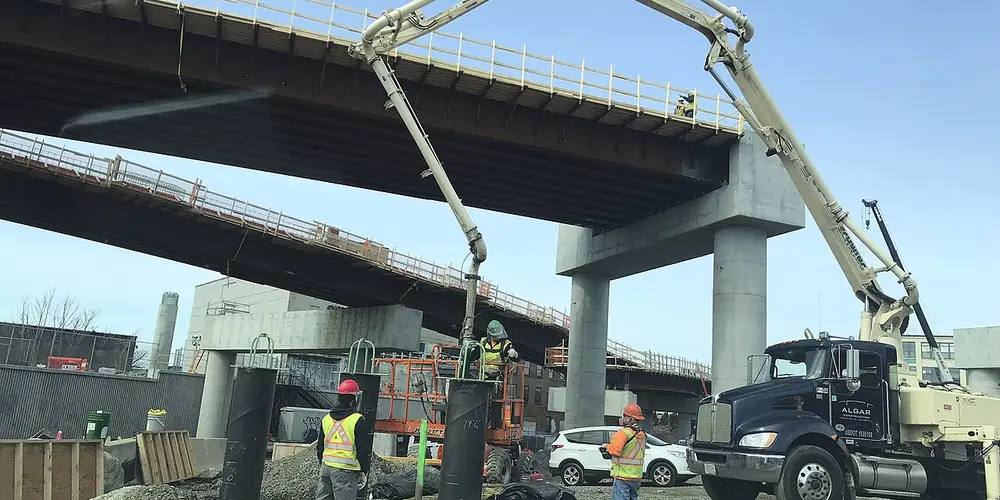 بتن‌ریزی فونداسیون در یک کارگاه ساختمانی